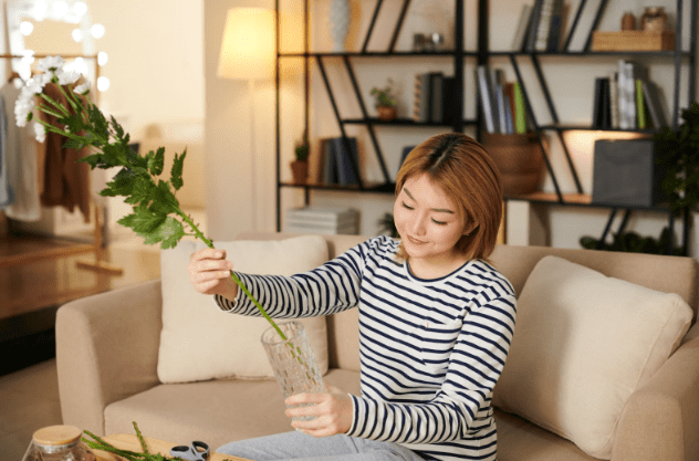 organising flowers in a vase